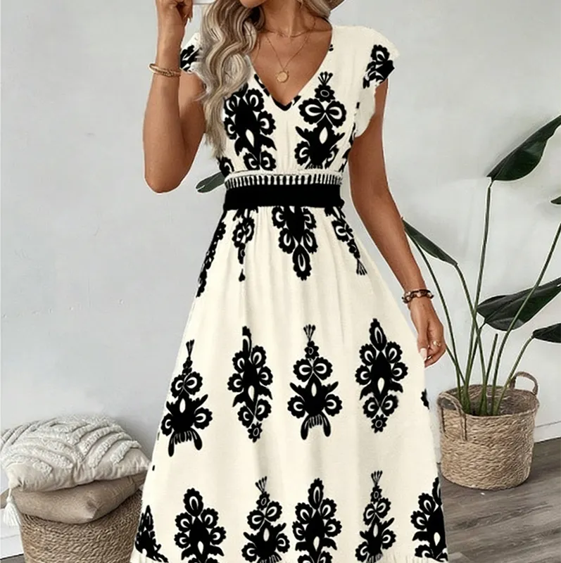 🌸🌟A dress that makes you shine – with a V-neck