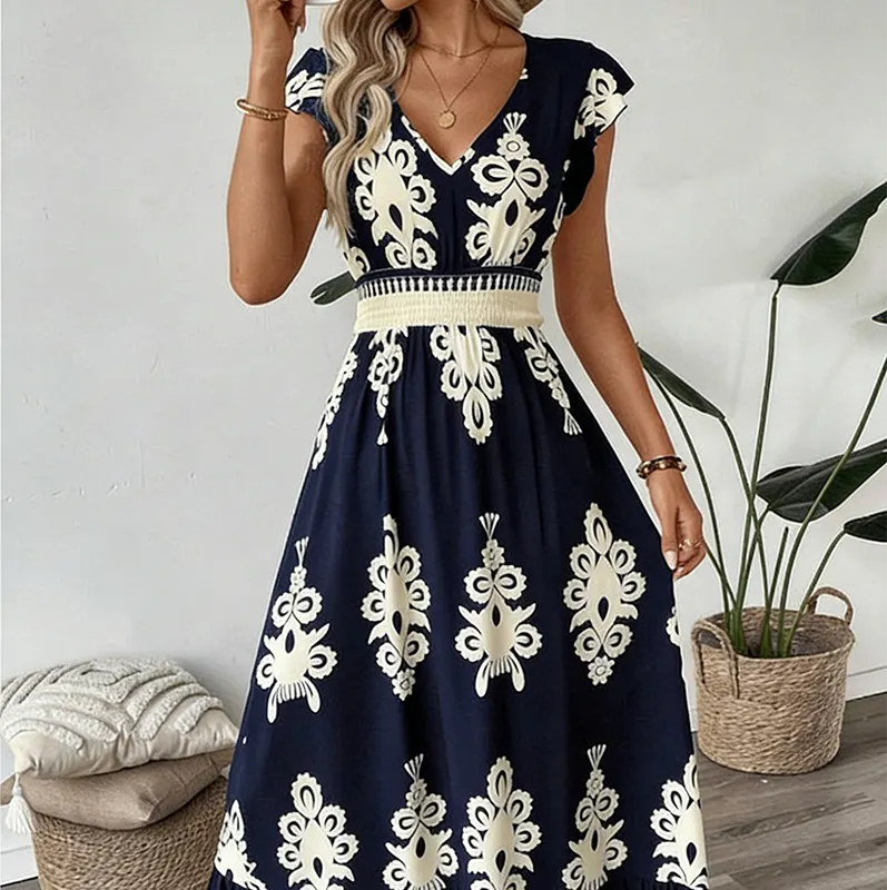 🌸🌟A dress that makes you shine – with a V-neck
